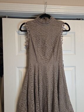 Jodi Kristopher Sleeveless Lace Midi Dress in Taupe